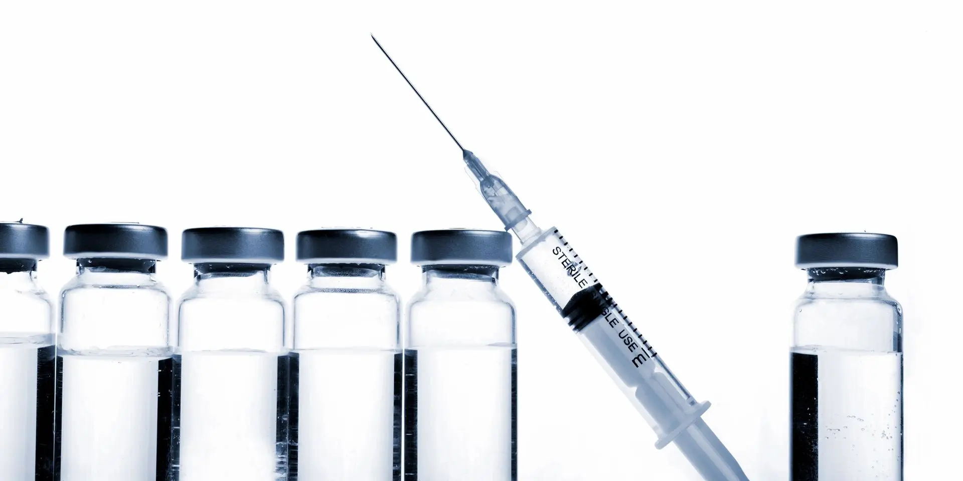 A group of syringes with a syringe in the middle.